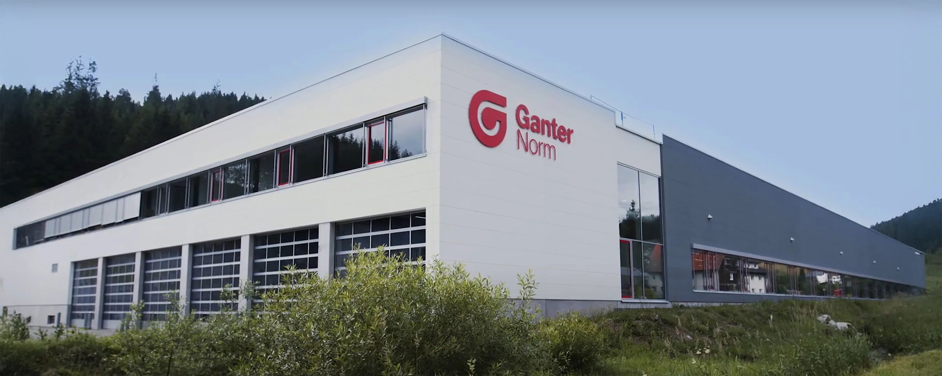 Produktionsgebäude von Otto Ganter in Furtwangen – moderner Unternehmenssitz und Fertigungsstandort für Norm‑ und Bedienteile.