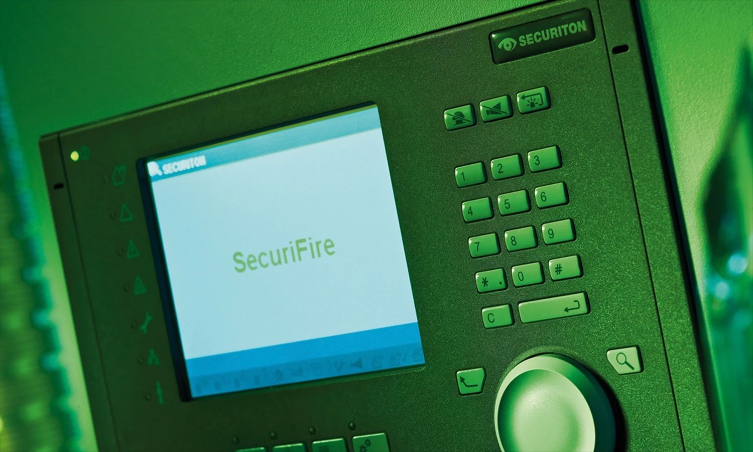 Securiton SecuriFire‑Bedienzentrale – moderne Brandmelde‑ und Sicherheitsanlage mit Display und Tastatur für professionelle Gebäudesicherheit.