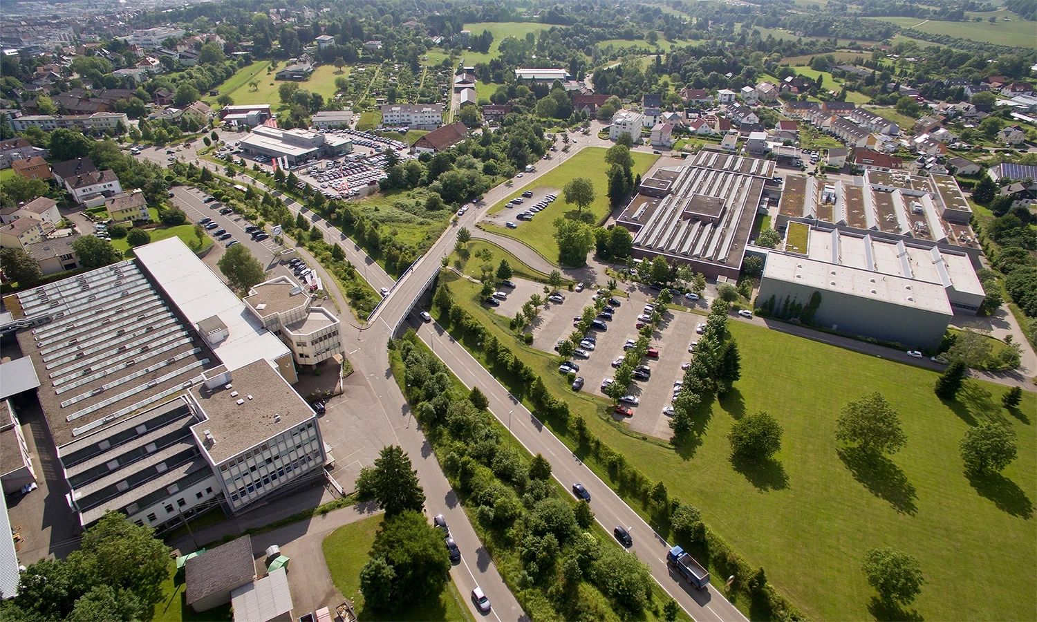 Luftaufnahme des Stöber‑Firmengeländes – moderne Produktions‑ und Verwaltungsgebäude mit begrünten Flächen, Sitz des Antriebstechnik‑Spezialisten Stöber.